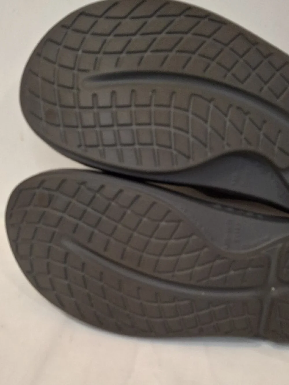 OOFOS Men's Black Slip-On Clogs with Silver Speckle. Great Almost New Casual